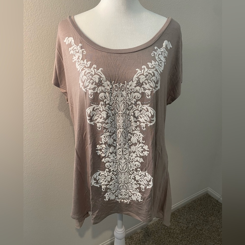 B.L.E.U. Mauve Short Sleeve Top with White Graphic